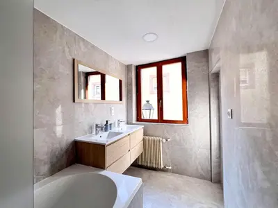 Salle de bains dans l'établissement Central & quiet, Full apt for 8 Trésor caché