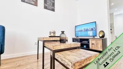 Télévision ou salle de divertissement dans l'établissement Les Suites Mulhousiennes - Charme & Sérénité