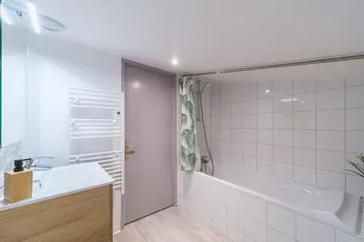 Salle de bains dans l'établissement Le Petit Gîte de la Vallée - Vue montagne parking