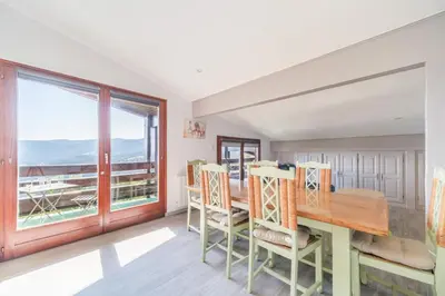 Balcon ou terrasse dans l'établissement Le Petit Gîte de la Vallée - Vue montagne parking