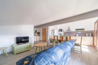 Télévision ou salle de divertissement dans l'établissement Le Petit Gîte de la Vallée - Vue montagne parking