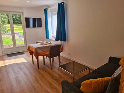 Télévision ou salle de divertissement dans l'établissement Magnifique appartement Jonquille