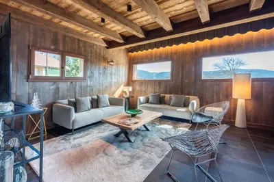 Coin salon dans l'établissement Chalet 1907, pleine vue lac