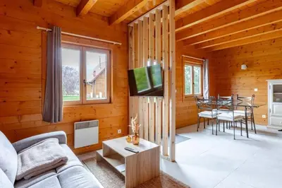 Télévision ou salle de divertissement dans l'établissement Domaine la Clairière