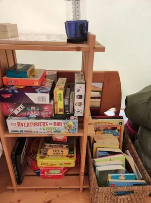 Bibliothèque dans la tente de luxe