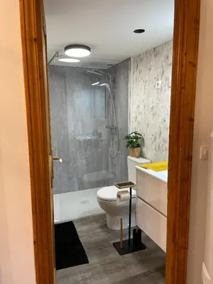 Salle de bains dans l'établissement Cosy appart en plein centre - 2 guests