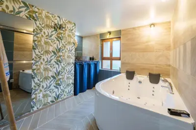 Salle de bains dans l'établissement La Ferme aux Myrtilles - Ancienne ferme vosgienne