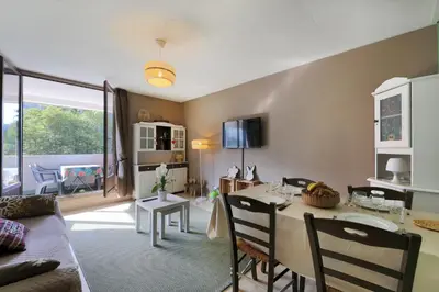 Télévision ou salle de divertissement dans l'établissement Le Carbet des Oursons - Appt à Bresse vue montagne