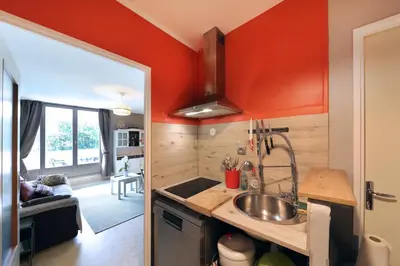 Cuisine ou kitchenette dans l'établissement Le Carbet des Oursons - Appt à Bresse vue montagne