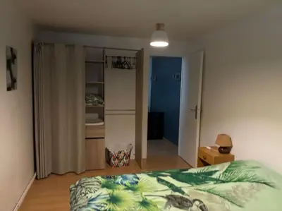 Un ou plusieurs lits dans un hébergement de l'établissement Appartement lumineux et agréable avec jardin