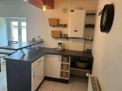 Cuisine ou kitchenette dans l'établissement Appartement lumineux et agréable avec jardin
