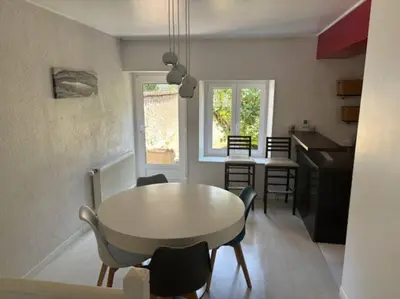 Cuisine ou kitchenette dans l'établissement Appartement lumineux et agréable avec jardin