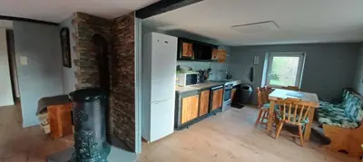 Cuisine ou kitchenette dans l'établissement Spacious apartment close to skiing and nature !