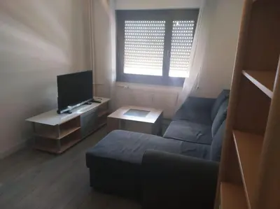 Télévision ou salle de divertissement dans l'établissement F2 collé Bale Basel poste frontiere et tramway Novartis