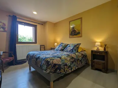 Un ou plusieurs lits dans un hébergement de l'établissement Chambre climatisée avec salle d'eau privative et accès jardin - FR-1-589-664