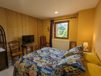 Un ou plusieurs lits dans un hébergement de l'établissement Chambre climatisée avec salle d'eau privative et accès jardin - FR-1-589-664