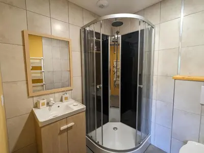 Salle de bains dans l'établissement Chambre climatisée avec salle d'eau privative et accès jardin - FR-1-589-664