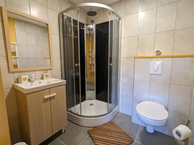Salle de bains dans l'établissement Chambre climatisée avec salle d'eau privative et accès jardin - FR-1-589-664
