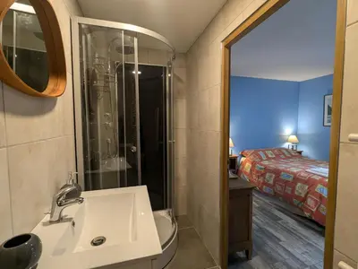 Salle de bains dans l'établissement Charmante Chambre Myosotis avec Jardin et DVD - FR-1-589-665
