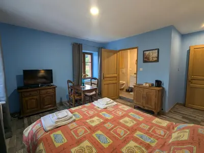 Télévision ou salle de divertissement dans l'établissement Charmante Chambre Myosotis avec Jardin et DVD - FR-1-589-665