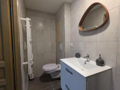 Salle de bains dans l'établissement Charmante Chambre Myosotis avec Jardin et DVD - FR-1-589-665