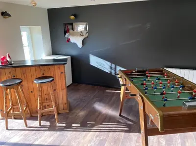 Billard dans l'établissement Ferme de Chenezeau - 15 personnes , 7 chambres