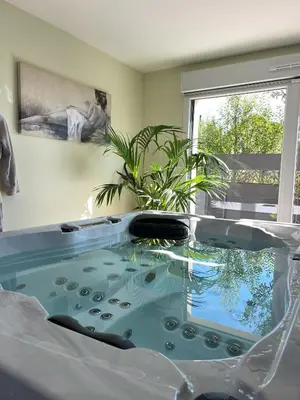 Piscine de l'établissement LA VALENTINE Love room GITES DES 3 LAVOIRS ou située à proximité