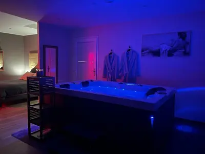 Un ou plusieurs lits dans un hébergement de l'établissement LA VALENTINE Love room GITES DES 3 LAVOIRS