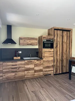 Cuisine ou kitchenette dans l'établissement LA VALENTINE Love room GITES DES 3 LAVOIRS
