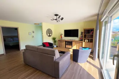 Télévision ou salle de divertissement dans l'établissement LE GRAND GITE - Gîte des 3 lavoirs