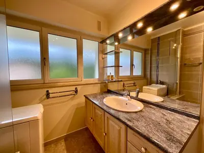 Salle de bains dans l'établissement La Tour du Lac, gîte bel & spacieux à côté du lac de Gerardmer