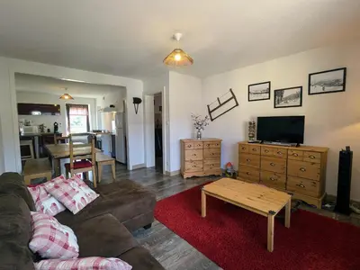 Télévision ou salle de divertissement dans l'établissement Appartement 2 chambres, max 6 pers, proche des stations, centre-ville Cornimont - FR-1-589-666