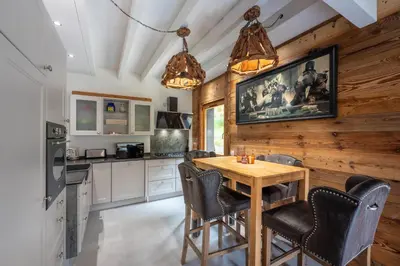 Cuisine ou kitchenette dans l'établissement Chalet Mökki, bain nordique, balnéo et sauna