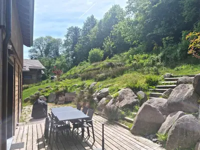 Jardin de l'établissement Chalet Mökki, bain nordique, balnéo et sauna