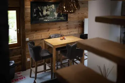 Coin salon dans l'établissement Chalet Mökki, bain nordique, balnéo et sauna