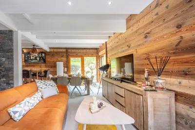 Cuisine ou kitchenette dans l'établissement Chalet Mökki, bain nordique, balnéo et sauna