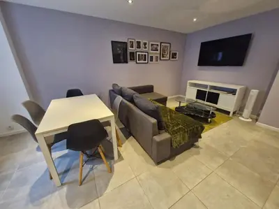 Télévision ou salle de divertissement dans l'établissement Entire house with arcade machine in a private backyard, 3 bedrooms, 1 bathroom, 1 leaving room with convertible sofa and open kitchen