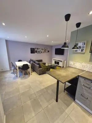 Cuisine ou kitchenette dans l'établissement Entire house with arcade machine in a private backyard, 3 bedrooms, 1 bathroom, 1 leaving room with convertible sofa and open kitchen