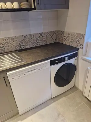 Cuisine ou kitchenette dans l'établissement Entire house with arcade machine in a private backyard, 3 bedrooms, 1 bathroom, 1 leaving room with convertible sofa and open kitchen