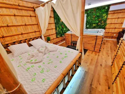 Un ou plusieurs lits dans un hébergement de l'établissement JUNGLE SPA-4 Pers-Jacuzzi-Parking-Jardin-Clim-Colmar