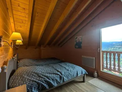 Un ou plusieurs lits dans un hébergement de l'établissement Le Grand Chalet Bellevue - parking Wifi BBQ