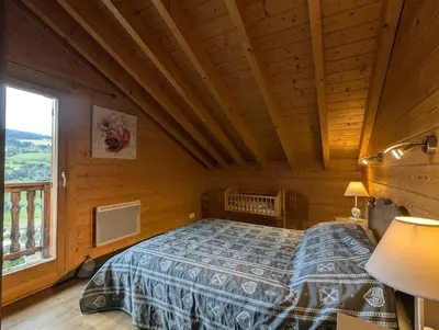 Un ou plusieurs lits dans un hébergement de l'établissement Le Grand Chalet Bellevue - parking Wifi BBQ