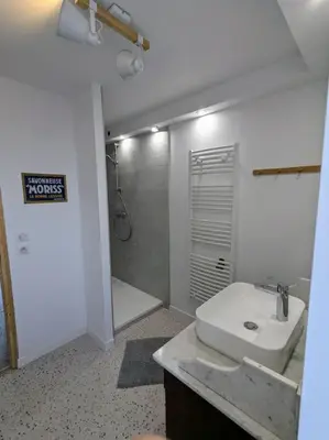 Salle de bains dans l'établissement Le grenier du Rempart, appartement au coeur du village
