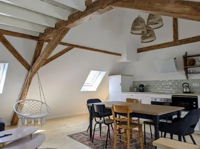 Cuisine ou kitchenette dans l'établissement Le grenier du Rempart, appartement au coeur du village