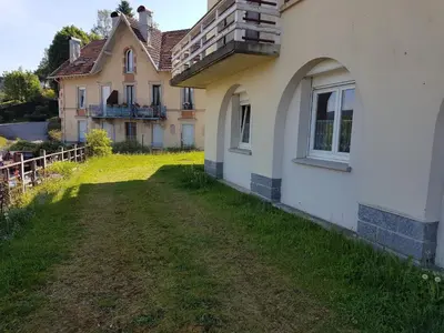 Jardin de l'établissement F2 lumineux en centre ville - Gerardmer