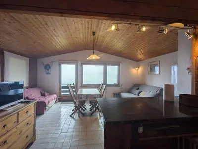 Coin salon dans l'établissement Le Petit Chalet Bellevue - COSY calme parking