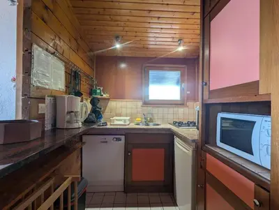 Cuisine ou kitchenette dans l'établissement Le Petit Chalet Bellevue - COSY calme parking