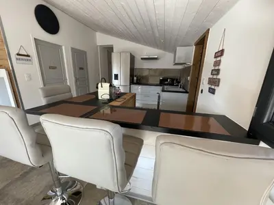Cuisine ou kitchenette dans l'établissement Chalet Le Clefcy - Vosges - Spa - Proche Gérardmer