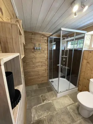 Salle de bains dans l'établissement Chalet Le Clefcy - Vosges - Spa - Proche Gérardmer