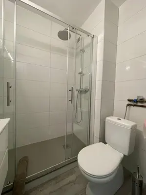Salle de bains dans l'établissement T2 Elio - proche gare et aéroport, parking privé